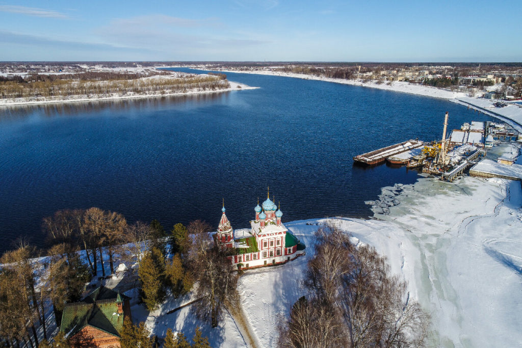 Река Волга вблизи города Углич