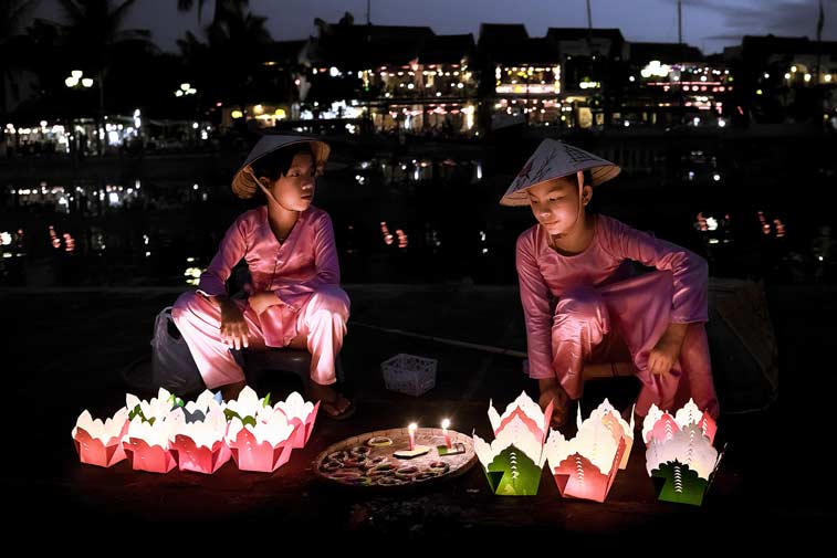 Девочки, продающие фонарики на реке, Хойан. Фото (photo credit): Sylvain Marcelle, Flickr