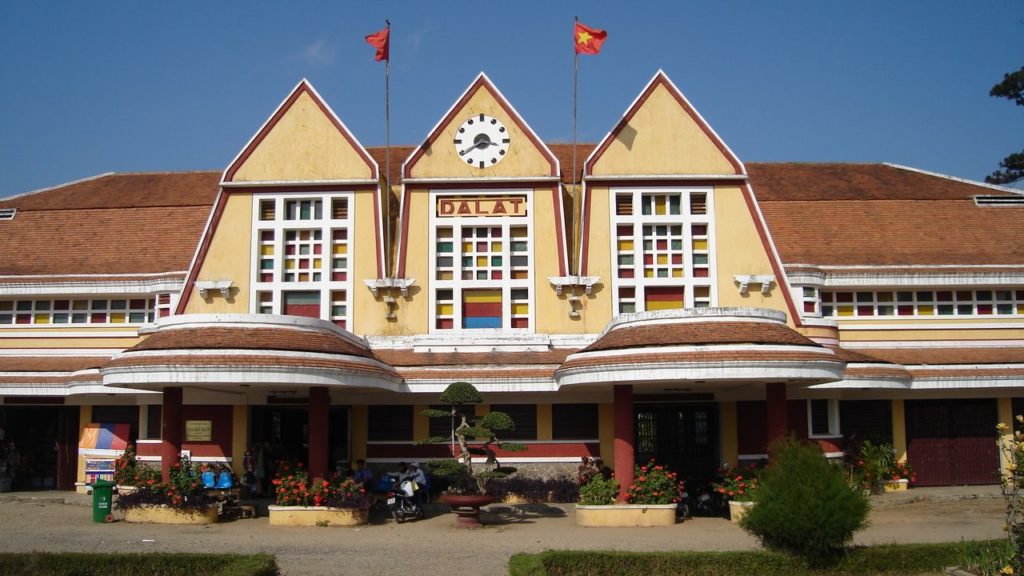 Железнодорожный вокзал города Далата с его уникальной французской архитектурой считается самым красивым в Индокитае.