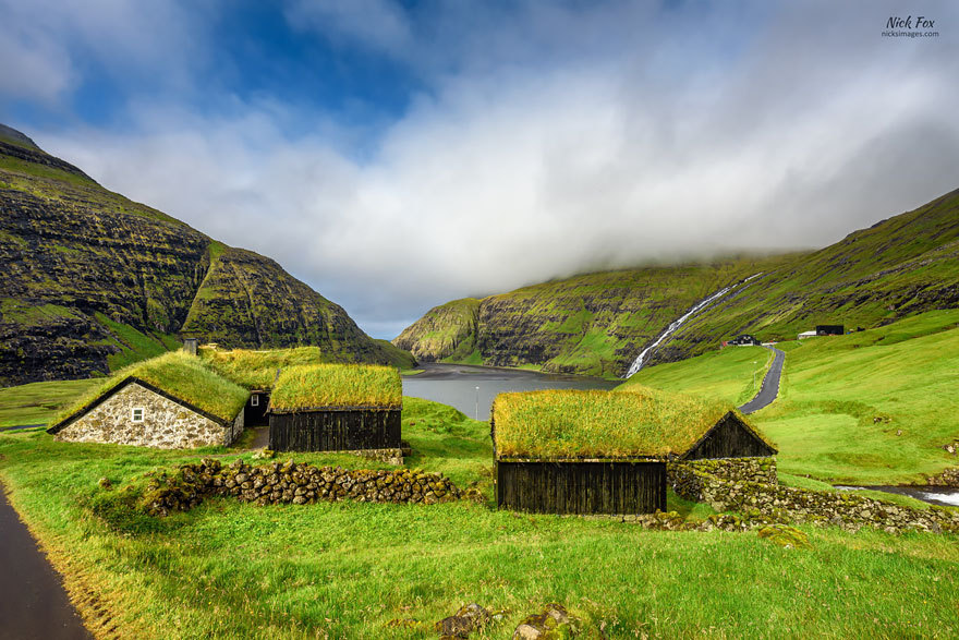 Дания-интересные факты-Фарерских островах – крыши с травяным покрытием_Skytraveler.ru