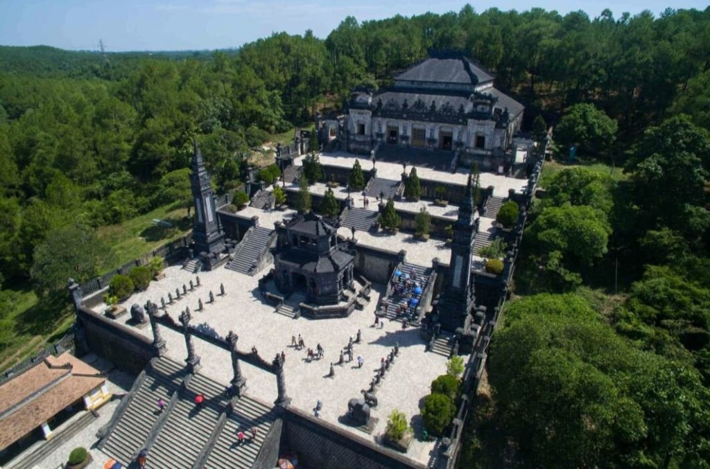 Гробница Кхай Диня (гора Чау Чу, г. Хюэ) 1