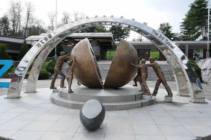 Памятник, символизирующий стремление к объединению Северной и Южной Кореи