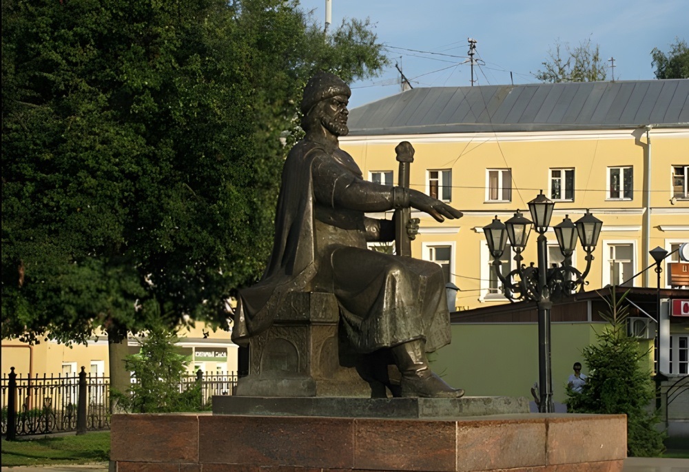 Памятник Юрию Долгорукому в Костроме 5